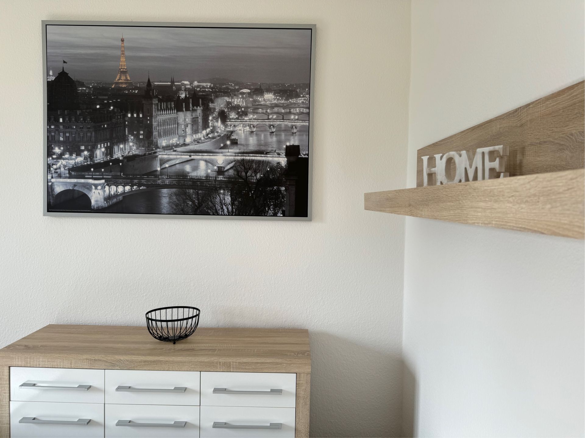 Unterkunft für Weimars Feriengäste – Ferienwohnung ‚Goethe‘ mit Regalen, Ablagen und Schränken für Kleidung und persönliche Gegenstände. Unterkunft für Weimars Feriengäste – Ferienwohnung 'Goethe' mit Regalen, Ablagen und Schränken für Kleidung und persönliche Gegenstände.