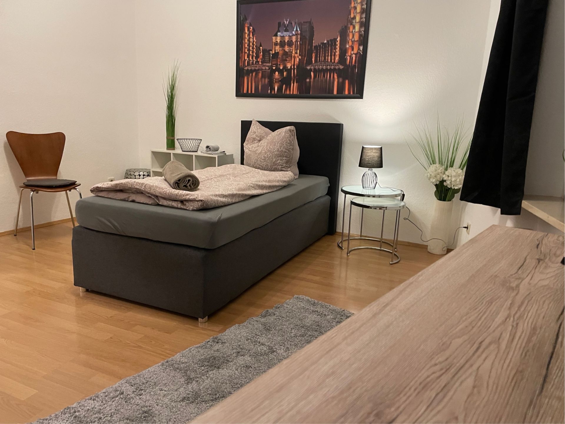 Ferienwohnung „Schiller“ in Weimar mit Einzelbett, Stuhl und Fenster. Ferienwohnung „Schiller“ in Weimar mit Einzelbett, Stuhl und Fenster.