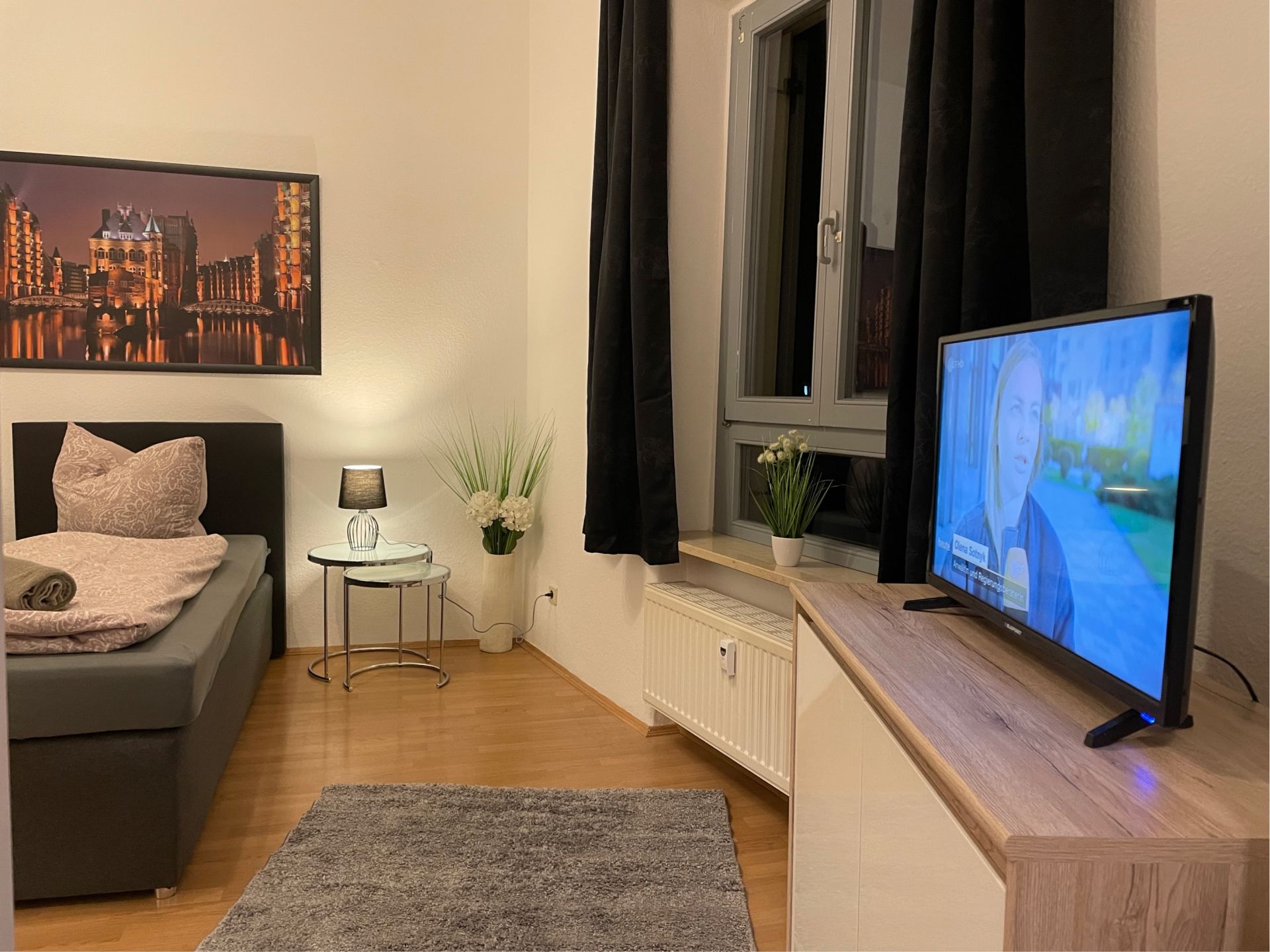 Schicke, schlichte Ferienwohnung „Schiller“ in Weimar – jetzt online buchen. Schicke, schlichte Ferienwohnung „Schiller“ in Weimar – jetzt online buchen.